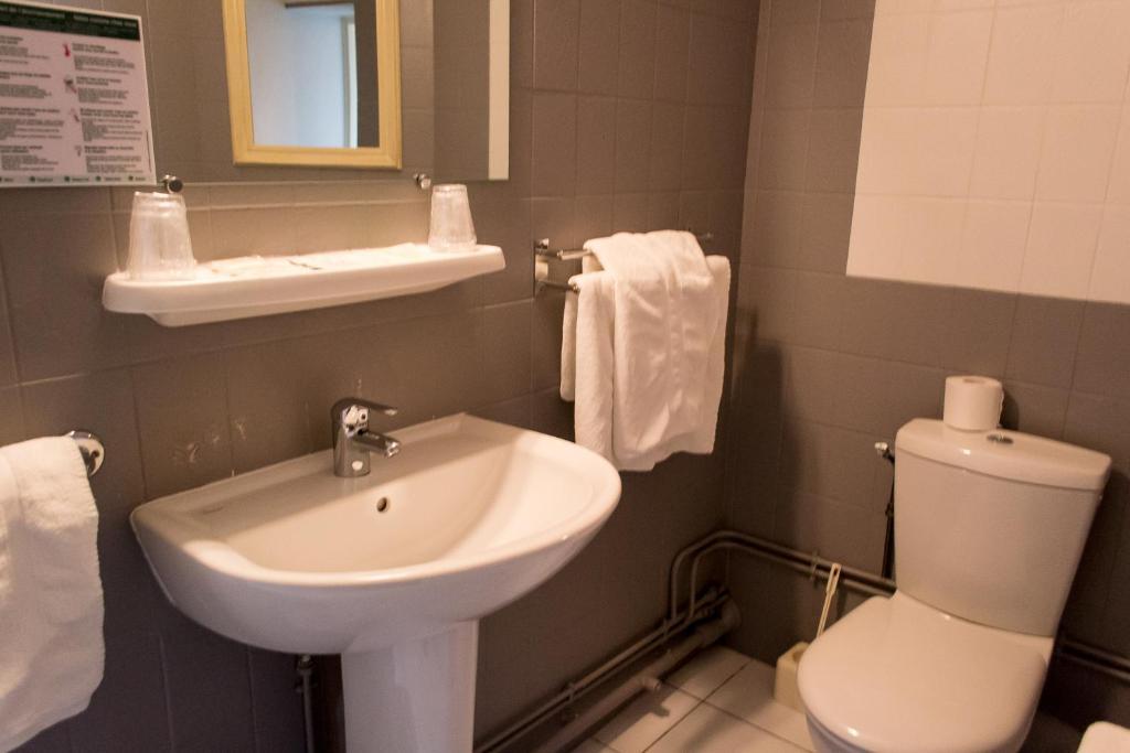 ホテル オテル ドゥ フランドル コンピエーニュ 部屋 写真