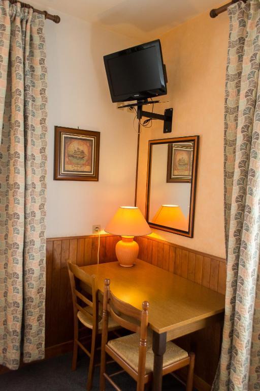 ホテル オテル ドゥ フランドル コンピエーニュ 部屋 写真